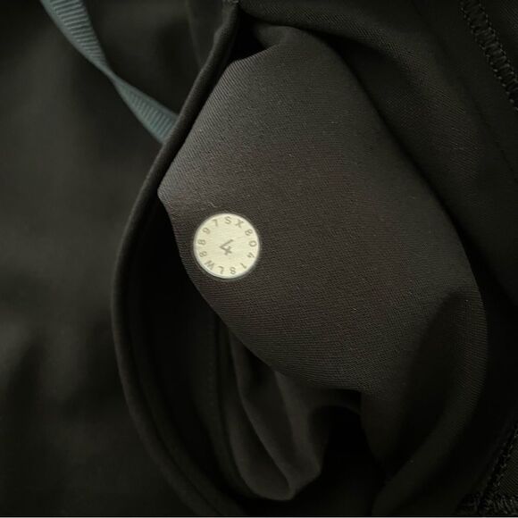 Lululemon On The Fly Mid Rise Luxtreme Skirt 21” With Pockets in Black Size 4 - Picture 8 of 8